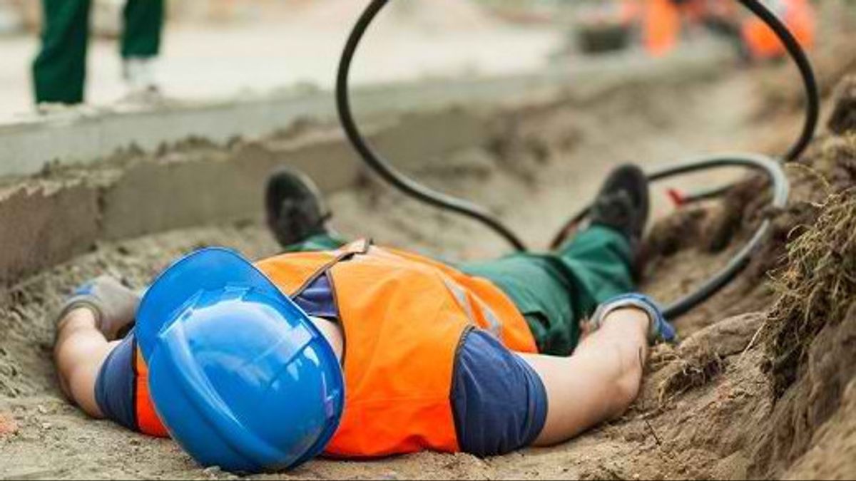 L’homme d’origine de Garut a été tué par l’électricité lors de la réparation de Baliho à Tangerang