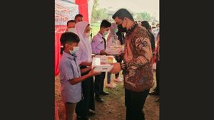 Bobby Nasution Bagi-Bagi Laptop dan Modem Gratis ke Siswa SMP di Kota Medan