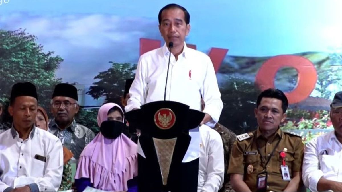 Jokowi L’histoire du départ de l’aube de Jakarta au centre de Java pour partager un certificat de terre