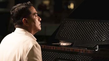إندرا ليسمانا مع AKSI و Piyu و Ari Bias: كلانا يدعم ترخيص مباشر