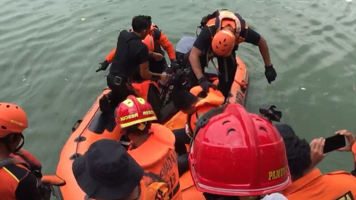 3 ساعات من البحث، عثر فريق البحث والإنقاذ المشترك على الضحايا الذين غرقوا في النهر الأمامي بمطار تجليك ريوت