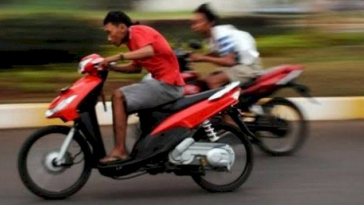 Police Involve Residents Monitoring Illegal Racing On The Sumatra Cross Road In Mukomuko Region