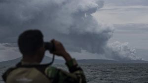 Gunung Anak Krakatau 4 Kali Erupsi 3 Hari Terakhir, Warga Masih Aktivitas Seperti Biasa 