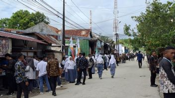 Sambut Presiden Prabowo, Warga Padati Ruas Jalan di Kupang