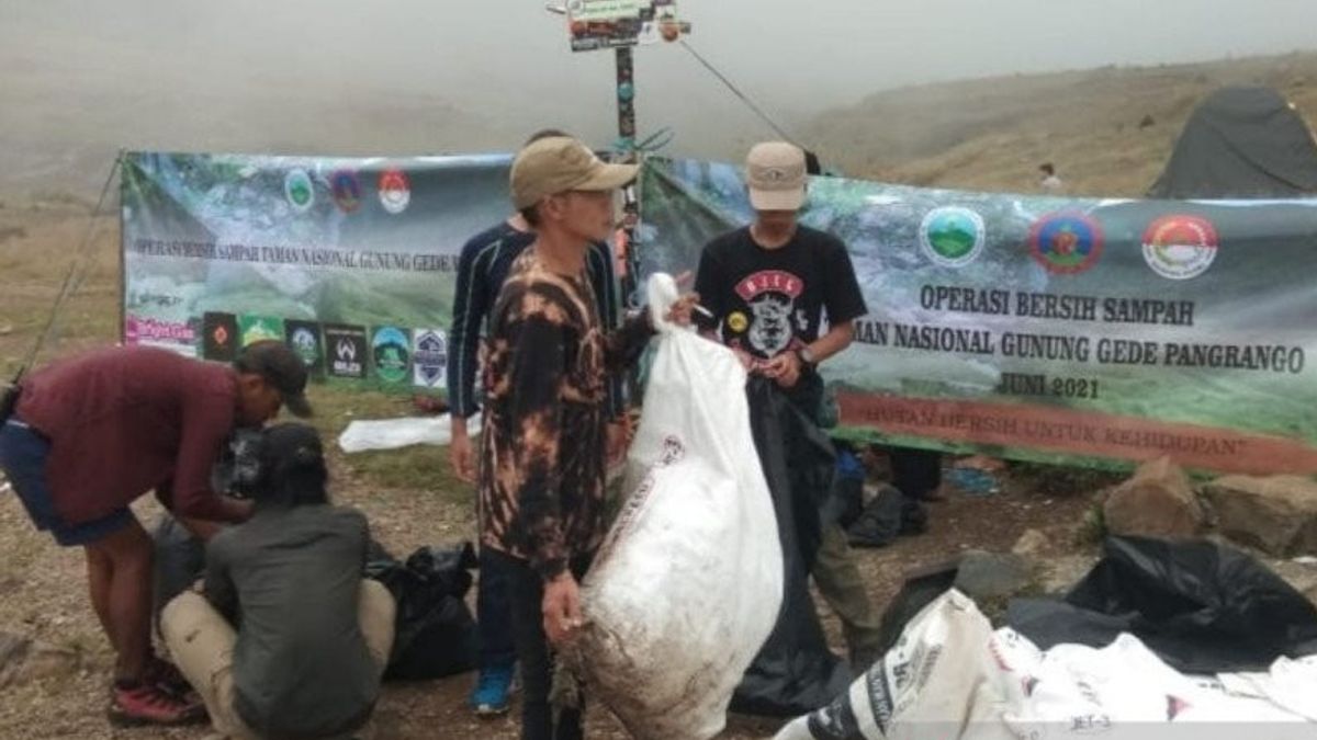 ليس فقط آثار، المتسلقين أيضا ترك 1 طن المزيد من النفايات البلاستيكية على مسار تسلق جبل Gede Pangrango
