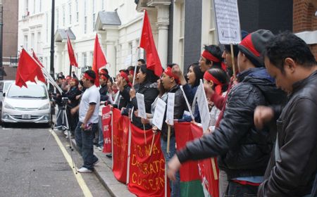 Panci, Wajan dan Salam Tiga Jari Warga Myanmar Simbol Penolakan Kudeta Militer