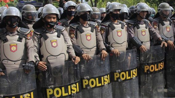 700 Police Personnel Deployed To Secure Madura United Match Against Bhayangkara FC