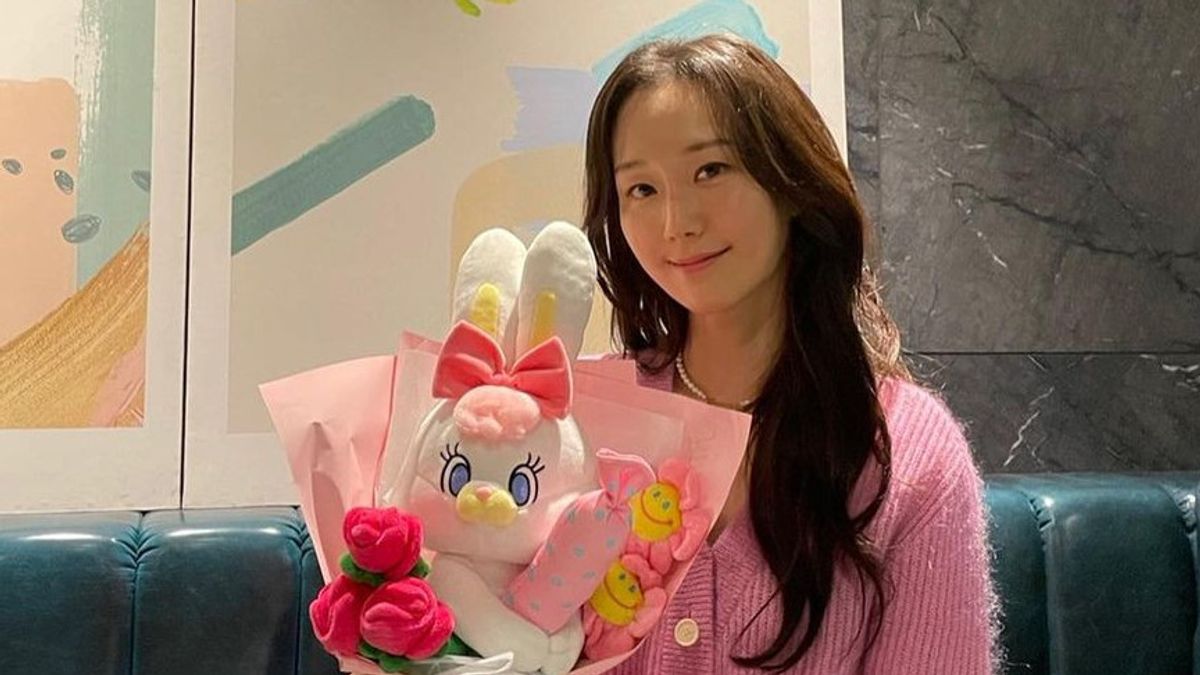 Lee Yoo Young Konfirmasi Hubungan dengan Non-Selebriti