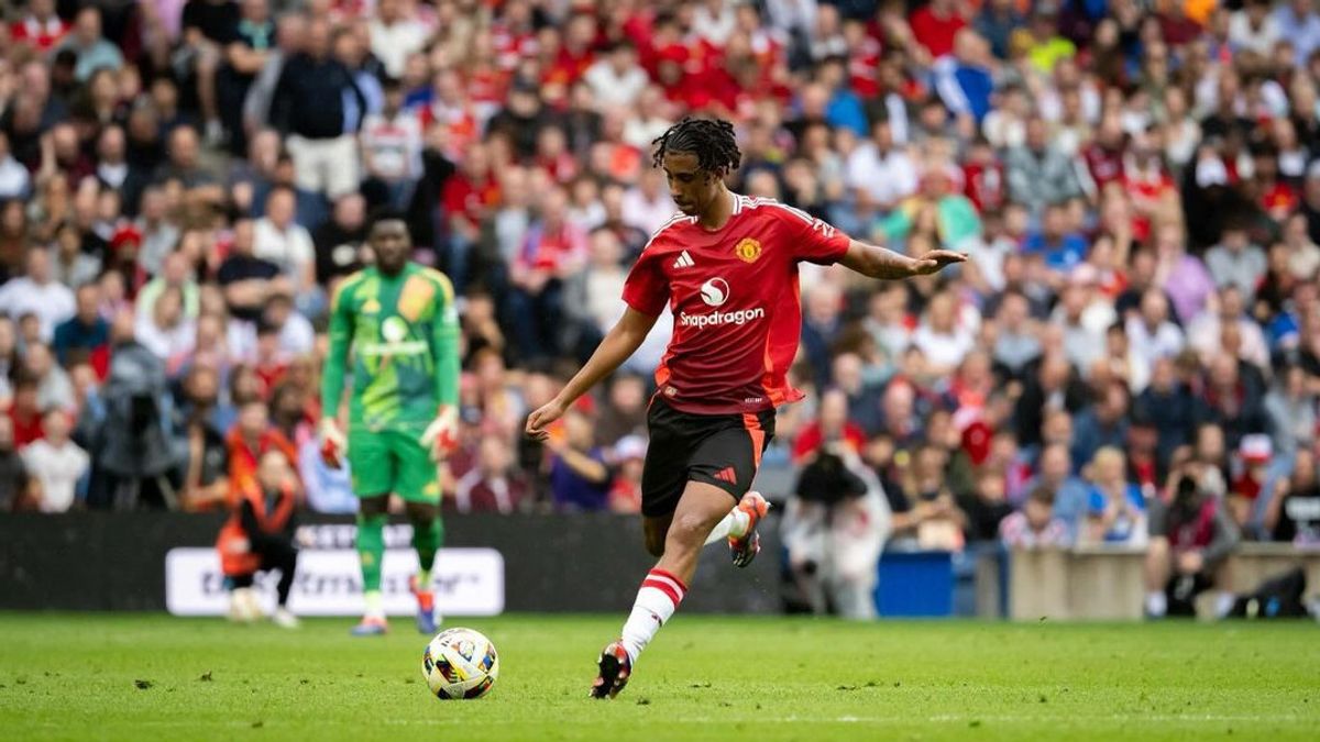 Amorim to Give Debut to Manchester United's Expensive Defender in Match Against Arsenal?