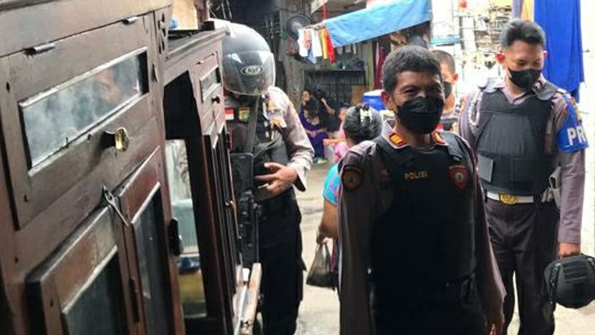 在多次被警察突袭后，邦科斯村帕尔梅拉的毒品总部受到设备的监视。