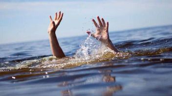 青少年将自己埋在Cengkareng河中，父亲：昨晚，我告别了工作