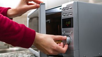 Cara Menghilangkan Bau Gosong pada Microwave, Gunakan Bahan-Bahan Ini