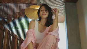 Portrait Of Pevita Pearce Wearing Tanktops And Outer Pink, Very Sweet