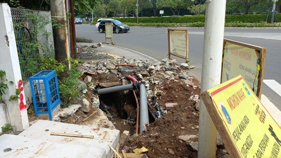 Not Yet Cleaned Up, The Rubble Of The DKI Jakarta KSD Project Still Covers The Sidewalk