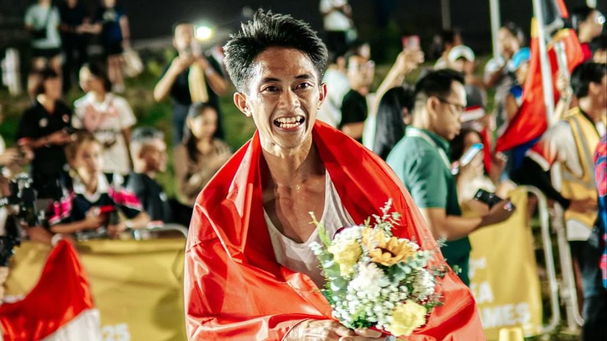 Indonesian runner Robi Syianturi auctioned off SEA Games 2025 gold shoes, bought by Raffi Ahmad for Rp150 million