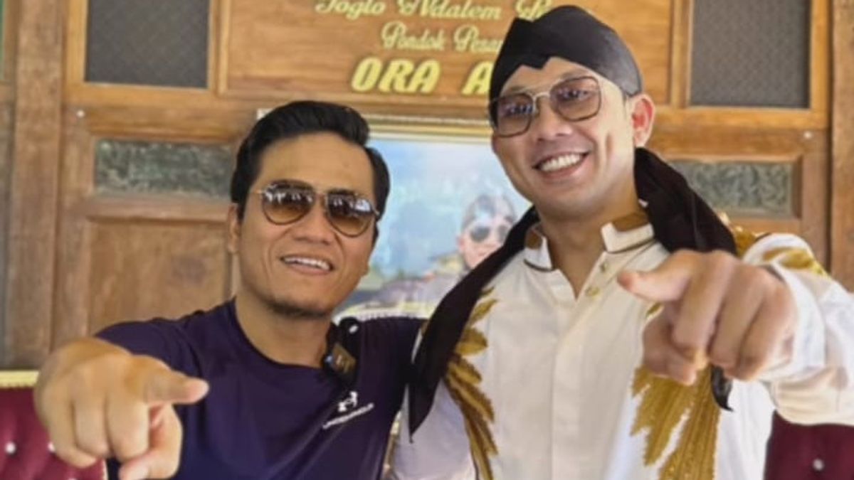 Cium Tangan Saat Bertemu Gus Miftah, Denny Sumargo Belajar Log In?