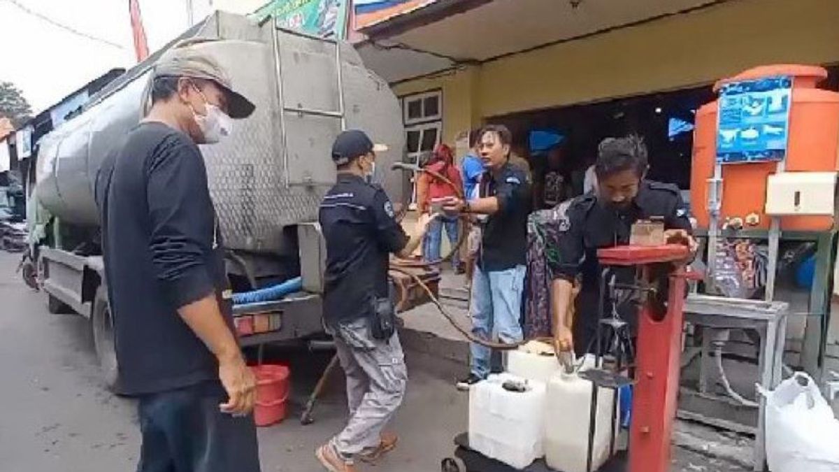 6 Ton Minyak Goreng Curah Disalurkan untuk Pelaku UMKM di Sekitar Pasar Dolopo Madiun