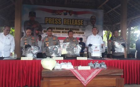 Polda Jatim Tangkap 3 Tersangka Kasus Bahan Petasan, Barbuk Ratusan Kilogram Disita