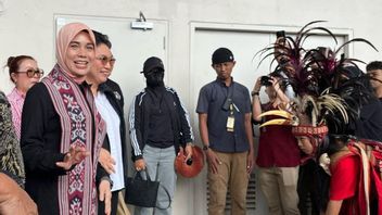 Arriving In Manado Welcomed By Minahasa Dance, Ganjar's Wife Throws Greetings 3 Fingers