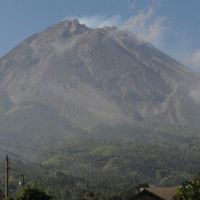 Gunung Merapi Muntahkan Awan Panas Beruntun