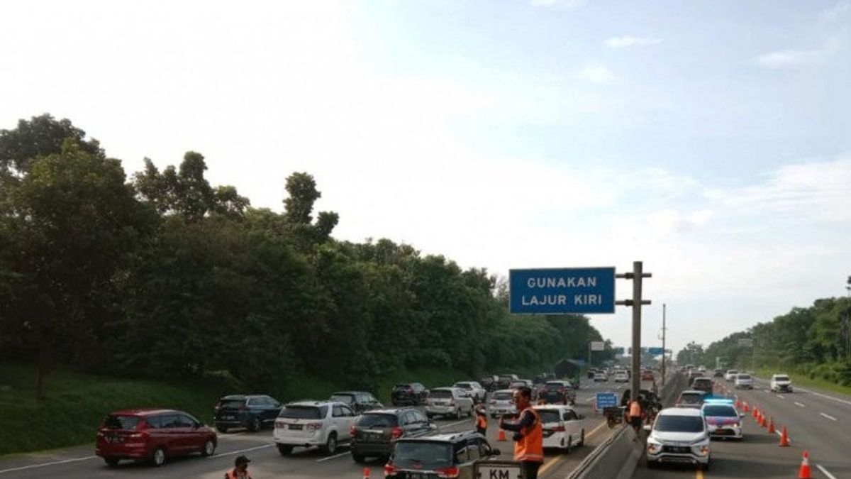 As A Result Of Easter Holiday Backflow, Jakarta-Cikampek Toll Road Implements Contraflow