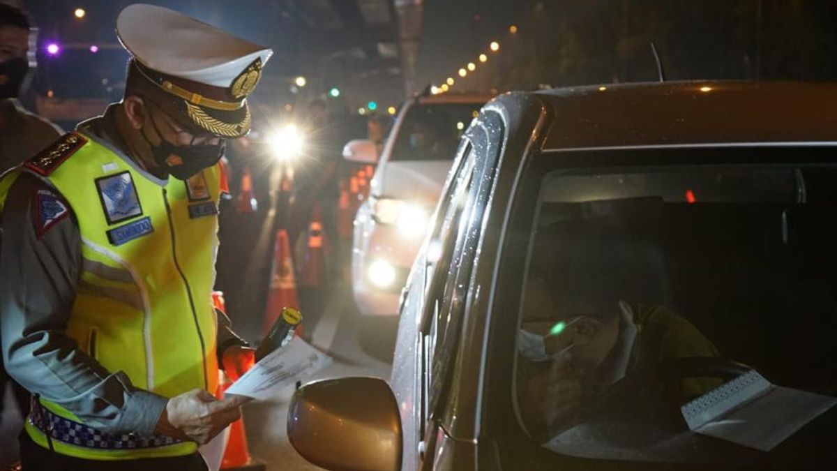 Jangan Nekat Mudik! Jasa Marga Usir 648 Kendaraan Keluar Jalan Tol Jakarta-Cikampek
