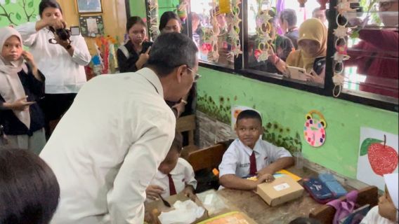 ジャカルタで無料の食事プログラムを試してみてください、食べ物に参加しない小学生がいます:私の祖母のために