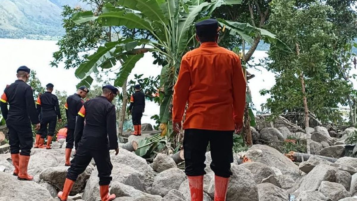 Toujours tout le monde manque, la recherche de victimes des inondations dans le nord de Sumatra prolongée de trois jours