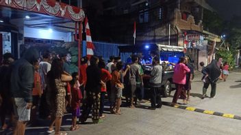 数百名孤儿在Koja，Jakut排队服用米饼