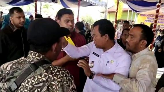 Bupati dan Wakil Bupati Rohil Nyaris Adu Jotos Saat Acara Pelantikan Penghulu