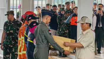 国防部长普拉博沃·苏比安托向土耳其地震灾民提供初步后勤援助