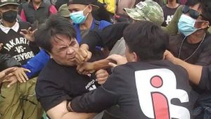 Sayembara! Disiapkan Uang Rp50 Juta Bagi yang Temukan Pelaku Pelucut Celana Ade Armando saat Dipukuli di Depan DPR