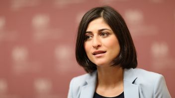 北约任命阿拉伯语女性为新发言人:英国政府到联合国的经验