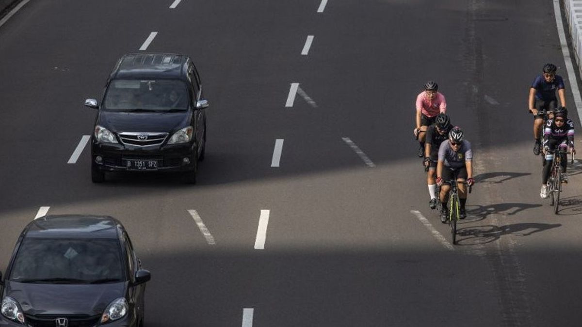 警方增加人员"控制">i>路自行车道审判