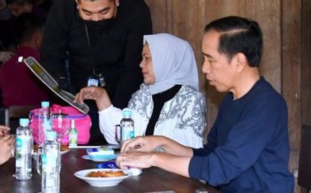 Presiden Jokowi Jenguk Cak Nun di RSUP Sardjito DIY