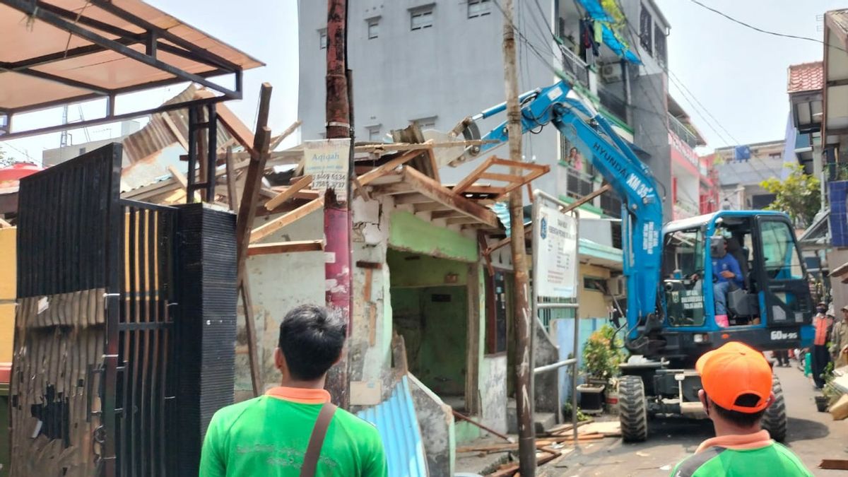 Officers Dismantle MCK And Illegal Buildings That Stand On Central Jakarta LH Sub-dept.