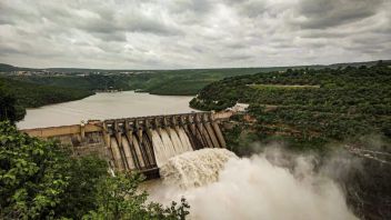 明日、エチオピアの巨人ダムが稼働しているので、ホームオーナーの7人の子供の未亡人を待っている電化されていません