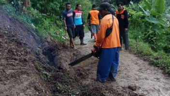 Landslide And Fallen Tree Hit Two Villages In Kudus Due To Heavy Rain Accompanied By Strong Wind
