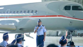 Falcon 7X And 8X Aircraft Landing At Halim Air Base, KSAU Menyuruh Tradisi Pengambutan