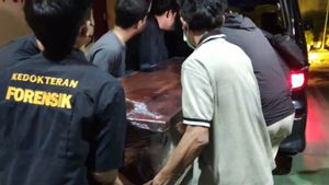 The Body Of Retired Major Suwanda, A Victim Of A Plane Crash In Serpong, Was Brought By His Family To Cirebon