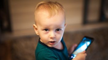 拥有智能手机的合适年龄：父母必须知道孩子的智力发展