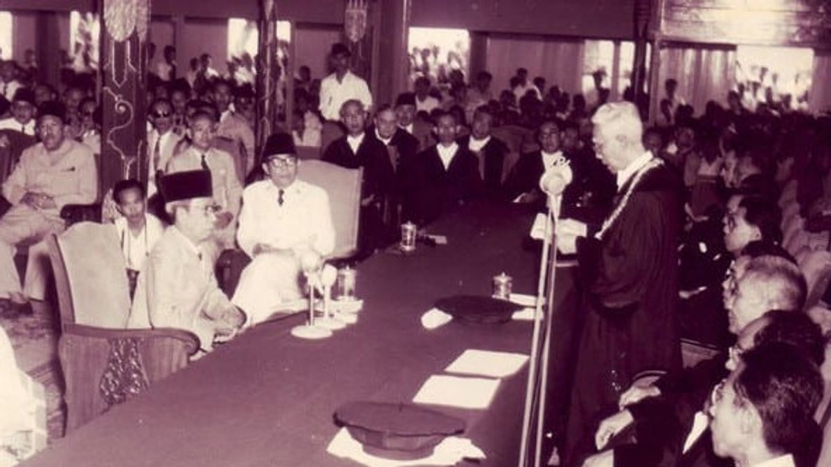 Ki Hajar Dewantara于1956年12月19日获得UGM历史荣誉博士学位