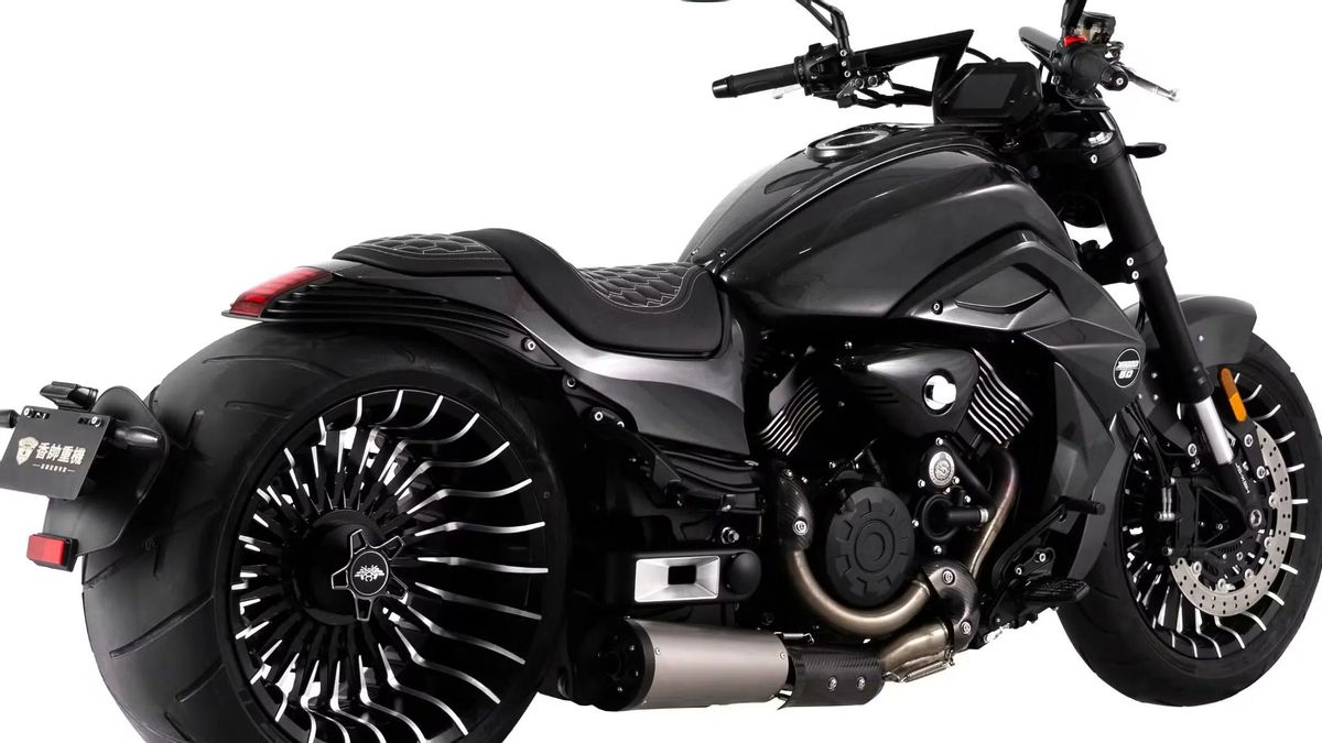 castique : une grande moto d'origine chinoise avec un design courageux