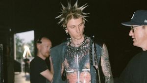 Machine Gun Kelly Wujudkan Mimpi Penggemar yang Minta Dipukul Wajahnya