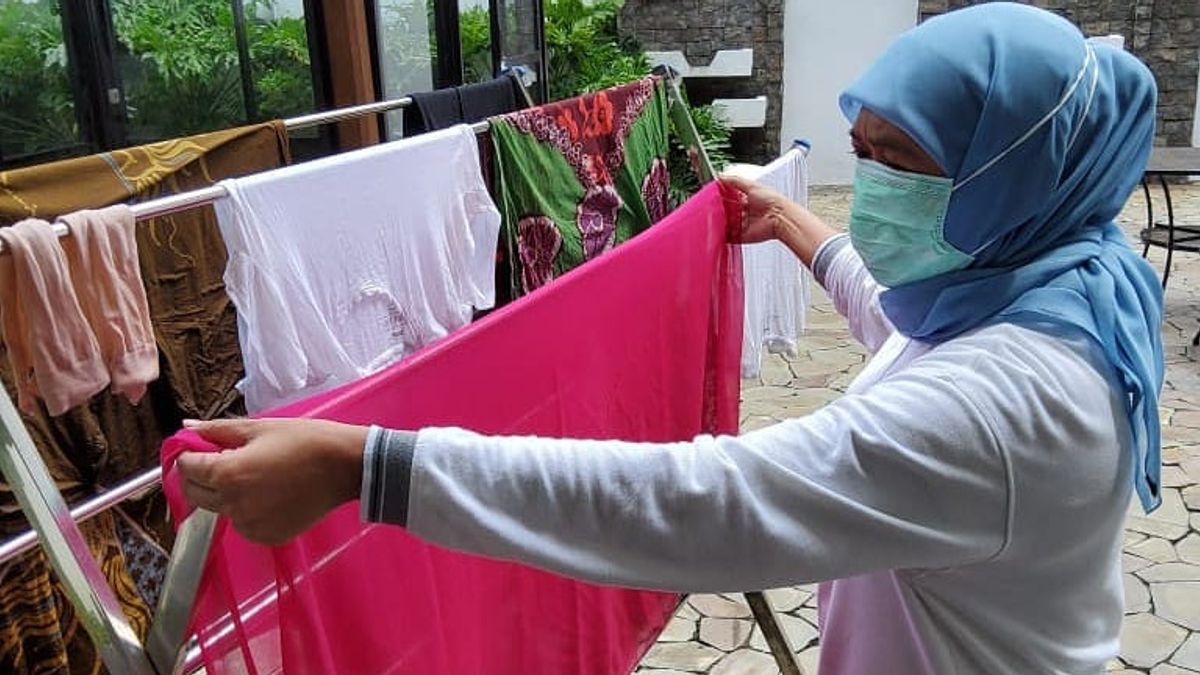 Self Isolation Of Khofifah's Activity Due To COVID-19: Washing Clothes And Exercising