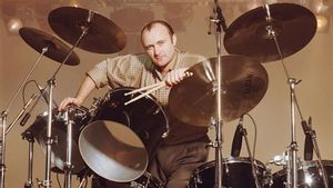  Phil Collins Sebut Drumer Ini "Terhebat Sepanjang Masa", Siapa Dia?