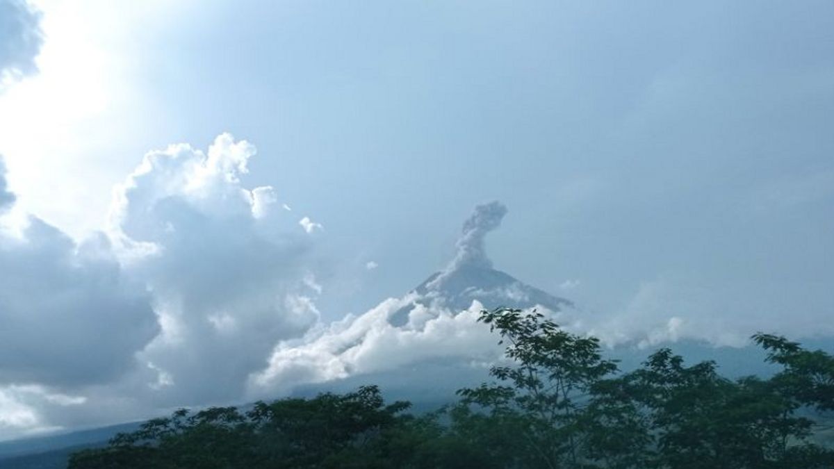 ثوران بركان جبل سيميرو لمدة 100 ثانية يلقي الرماد على ارتفاع يصل إلى 1.5 كيلومتر