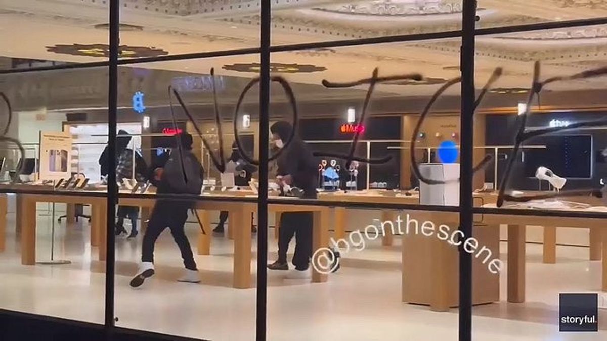 Apple Store In Los Angeles Was Arrested During Anti-ICE, IPhone And MacBook Protests Stolen