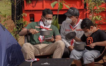 Cerita Sandiaga Uno Kena Macet di Puncak: Dibonceng Ajudan Naik N-Max dan 'Ngelawak' Pakai Helm Kebalik