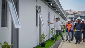 Seskab Teddy and KAI President Director Inspect the Construction of Housing for Residents on the Edge of the Senen Railway